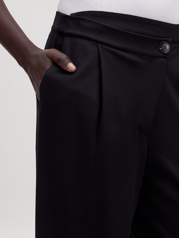 EDITED Обычный Брюки со складками 'Callista Trousers' в Черный