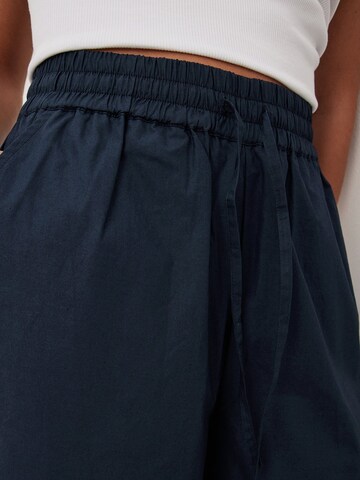 NA-KD Loosefit Hose in Blau