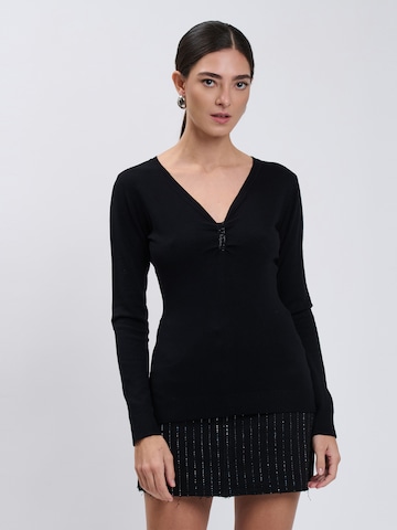 Influencer Sweater in Black: front