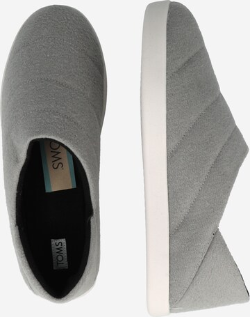 TOMS - Sapatilhas slip-on 'EZRA' em cinzento