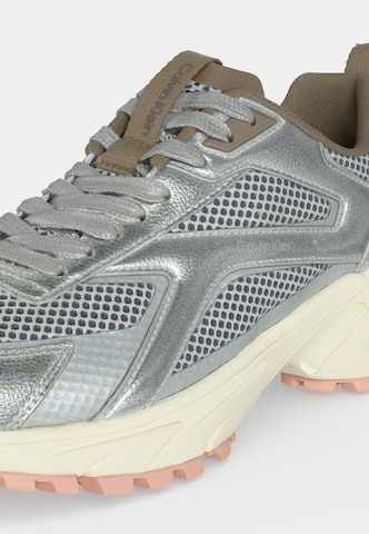 Baskets basses 'HIKE RUNN' Calvin Klein en argent : sur le côté
