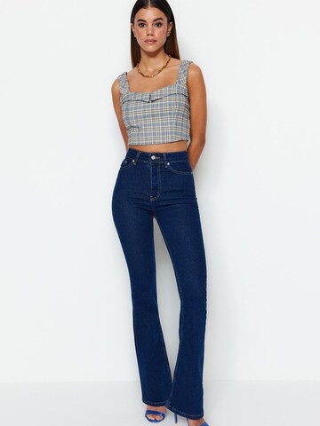 Trendyol Flared Jeans in Blau