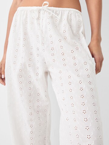 Loosefit Pantalon Bershka en blanc