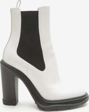 Alexander McQueen Dress Boots in 37 in White: front