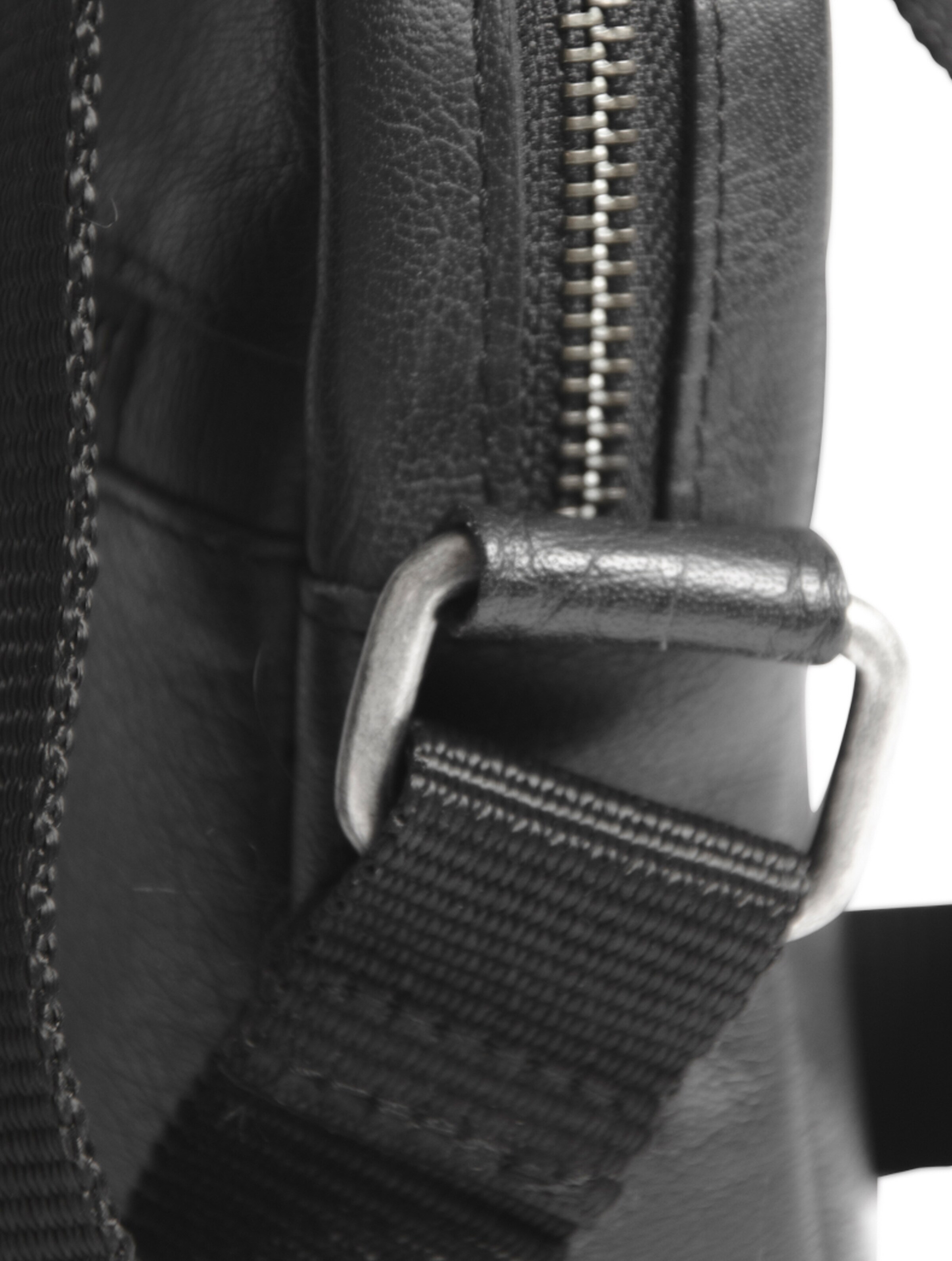 still Nordic Olkalaukku 'Clean' värissä musta