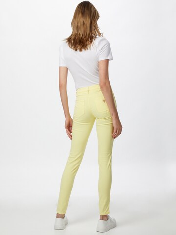 GUESS Slimfit Jeans 'CURVE X' in Geel