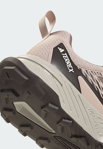 Chaussure de course 'Tracefinder' ADIDAS TERREX en gris