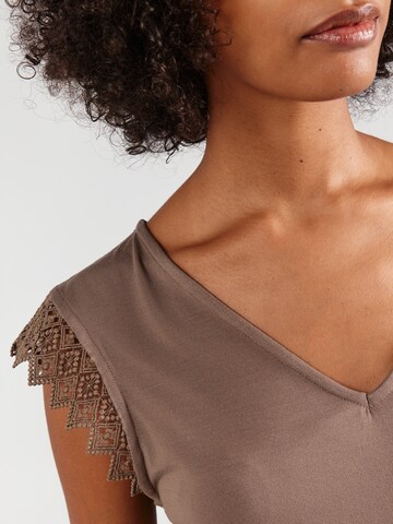 ABOUT YOU T-Shirt 'Caitlin' in Braun