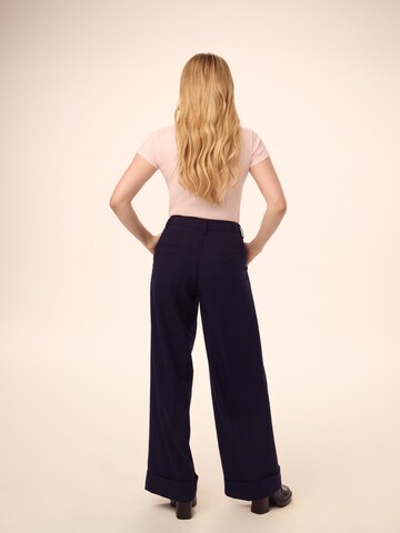 Daahls by Emma Roberts exclusively for ABOUT YOU Широкий Плиссированные брюки 'Georgina' в Синий