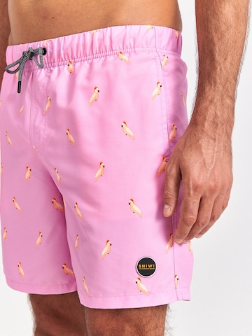 Pantaloncini da bagno 'Cockatoo' di Shiwi in rosa