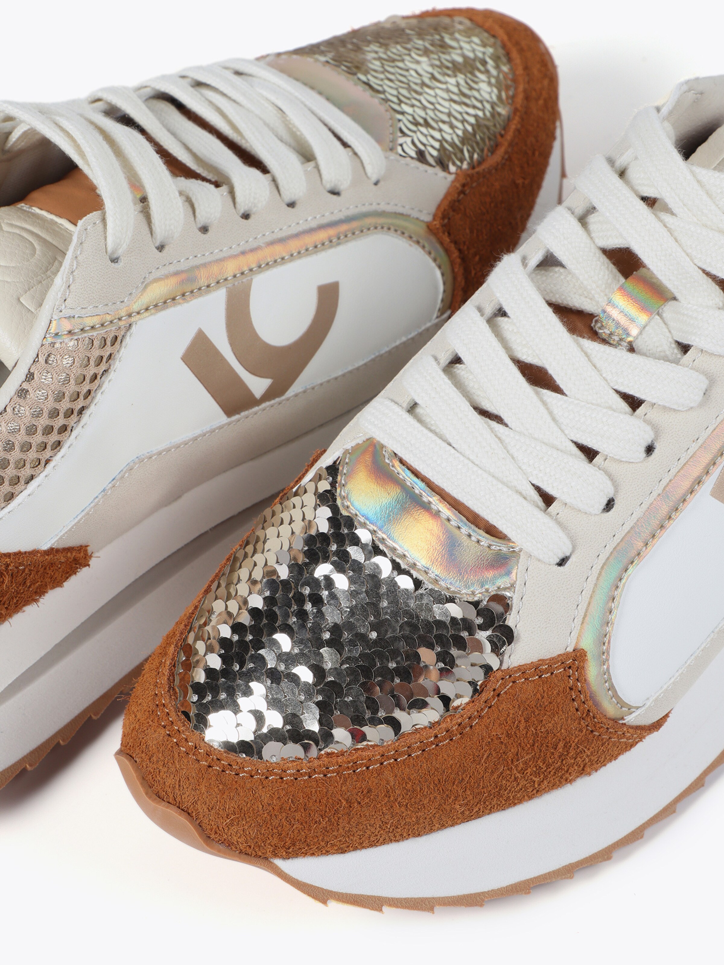 Lola Casademunt Низкие кроссовки в Бежевый