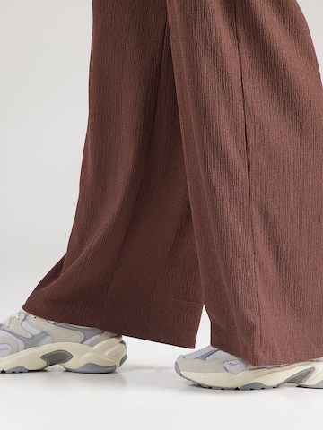 ABOUT YOU Loosefit Kalhoty 'Emina' – červená