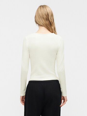 Tricou de la GAP pe alb