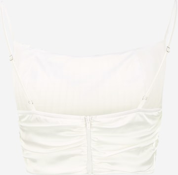 Top di Missguided Petite in bianco