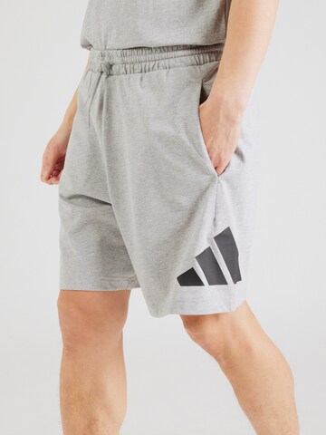 ADIDAS SPORTSWEAR Szabványos Sportnadrágok - szürke