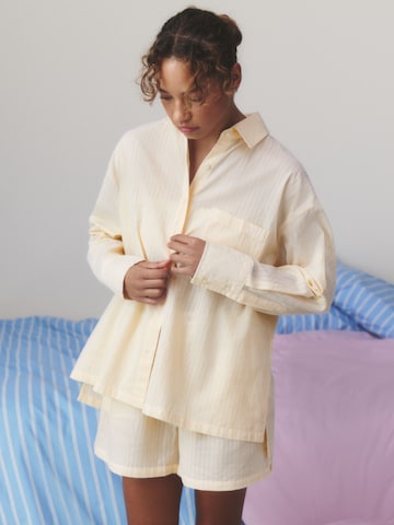 self. - Camiseta para dormir en amarillo