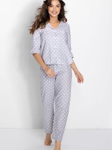 Momenti Per Me Pyjama 'Looking Good' in Grau