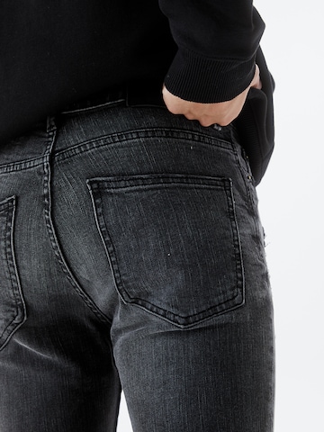 Pull&Bear Tapered Jeans in Schwarz