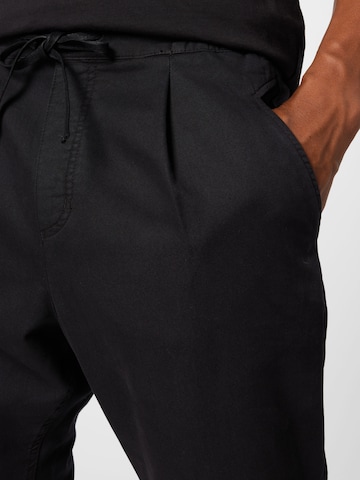 DRYKORN - regular Pantalón plisado 'DENVER' en negro