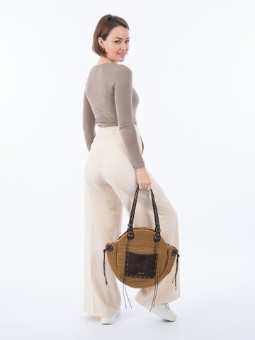 Emily & Noah Shoulder Bag in Brown: front