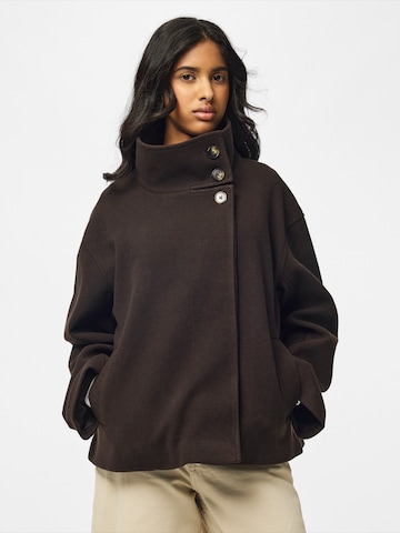 Cappotto di mezza stagione di PIECES in marrone: frontale