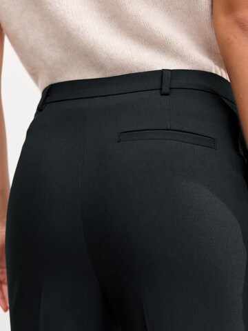 Next Slimfit Hlače na rob | črna barva