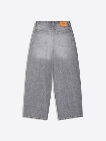 Bershka Baggy Farkut värissä harmaa