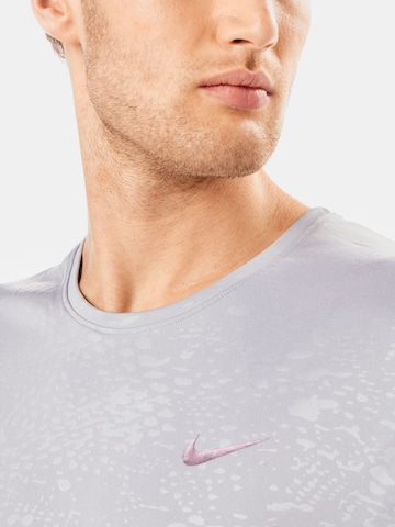 T-Shirt fonctionnel 'Miler Run Division' NIKE en gris