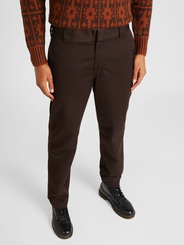 Carhartt WIP Regular Chino 'Master' in Bruin: voorkant