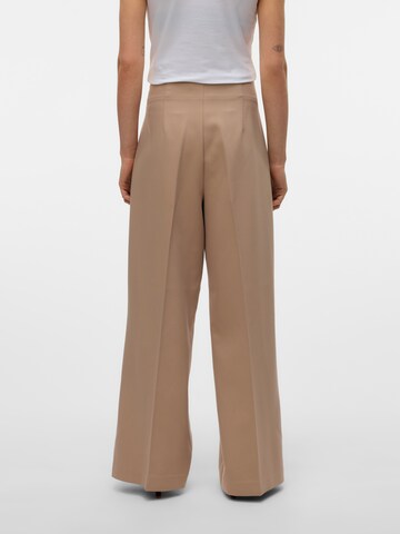 Wide leg Pantaloni con pieghe 'VMELMA' di VERO MODA in beige