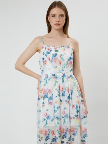 Influencer Letní šaty 'Trimmed' – bílá: přední strana