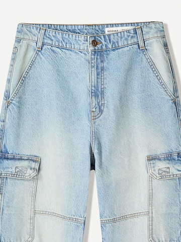 Bershka Baggy Cargo jeans in Blue