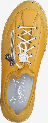 Pantofi cu șireturi de la Rieker pe galben