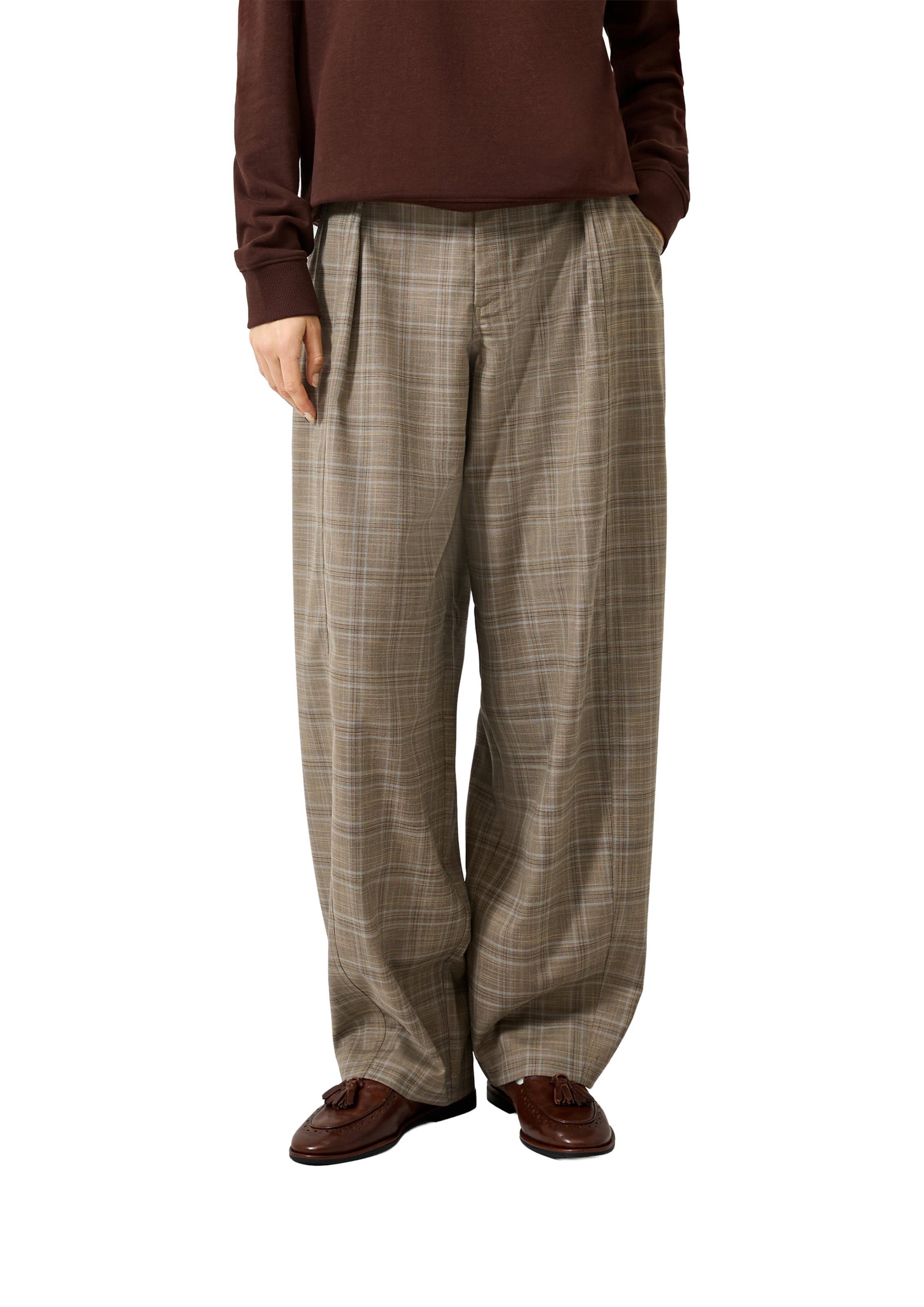 QS Regular Pants in Brown: front