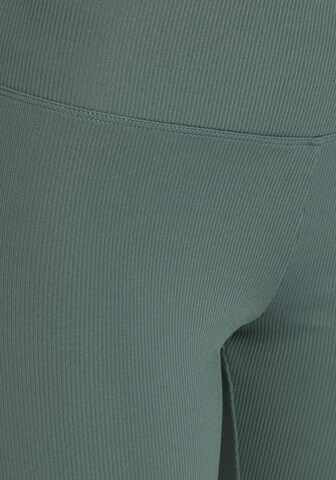 FAYN SPORTS Skinny Workout Pants in Green