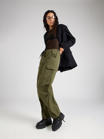 Regular Pantalon cargo Tally Weijl en vert