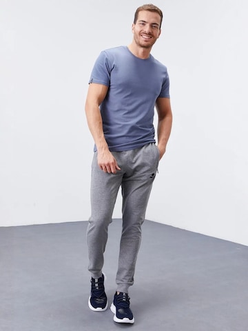 Tommy Life - Skinny Calças de desporto 'Jogginghose' em cinzento