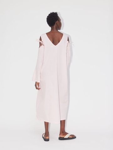 Robe 'Holiday' ABOUT YOU REBIRTH STUDIOS en rose