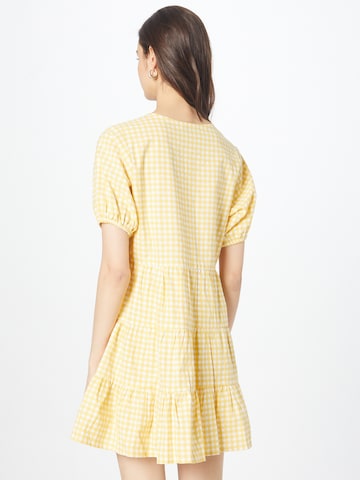 In The Style - Vestidos camiseiros 'JOSSA' em amarelo