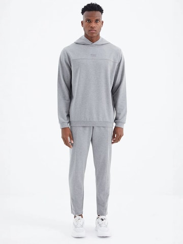Tommy Life - Fato de jogging em cinzento: frente