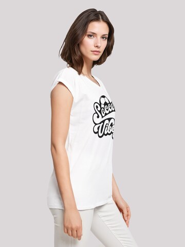 T-shirt 'Soccer Vibes Typography Sporty Graphic' F4NT4STIC en blanc