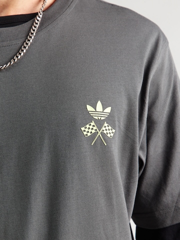 ADIDAS ORIGINALS Футболка 'RACING CAR' в Серый