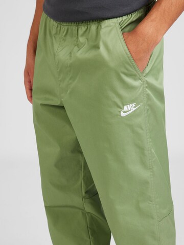 Nike Sportswear Ohlapna forma Hlače 'CLUB' | zelena barva