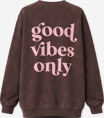 Worldclassca Sweatshirt in Brown: front