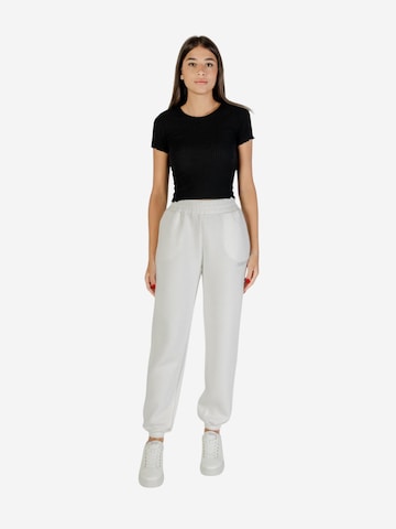 GUESS - regular Pantalón deportivo 'CECILIA SCUBA JOGGER PANTS V4BB13 K7UW2' en blanco