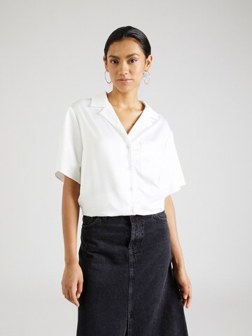 TOPSHOP Blouse in White: front