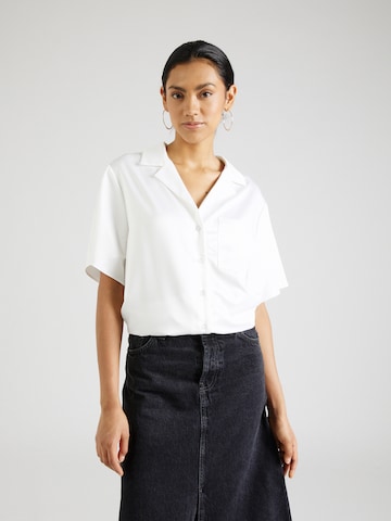 TOPSHOP Blouse in White: front