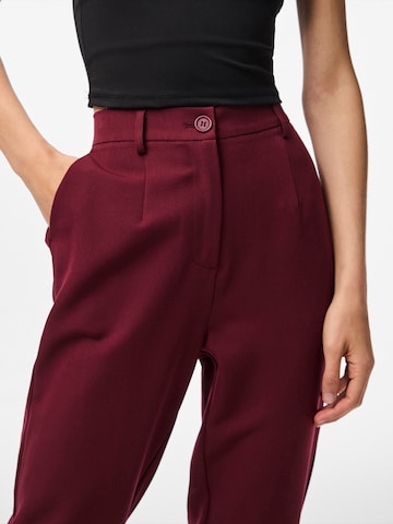 Regular Pantalon à pince 'PCKamil' PIECES en rouge