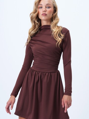 Trend Alaçatı Stili Šaty - Hnedá: predná strana