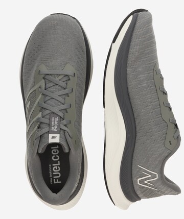 Chaussure de course 'FuelCell Propel v4' new balance en gris